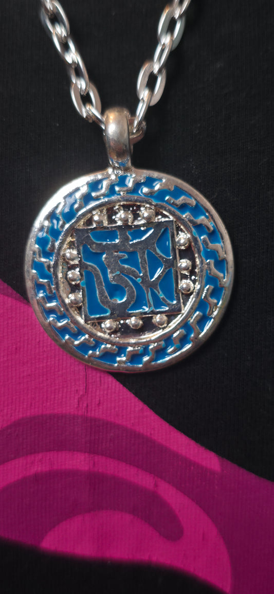 Silberfarbene Statement Halskette mit Ornament Anhänger