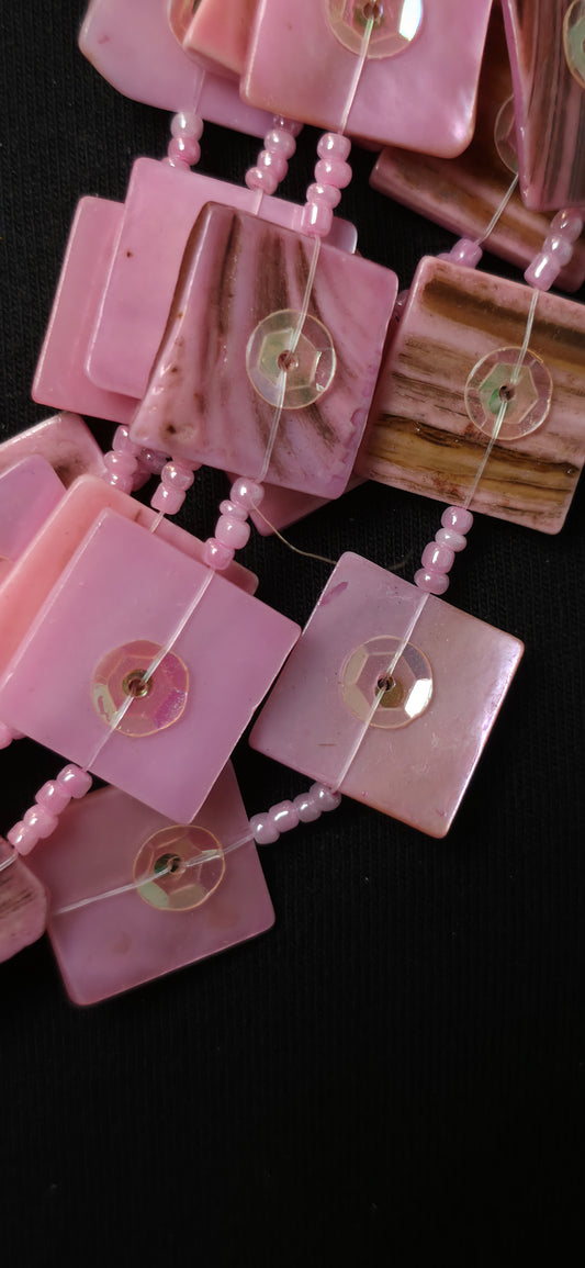 Statement Halskette in Rosa mit Plättchen & Perlen – auffällig & trendy