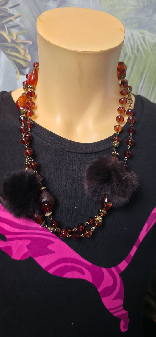 Schwarze Statement Halskette mit Pompons & Anhängern – edgy & modern