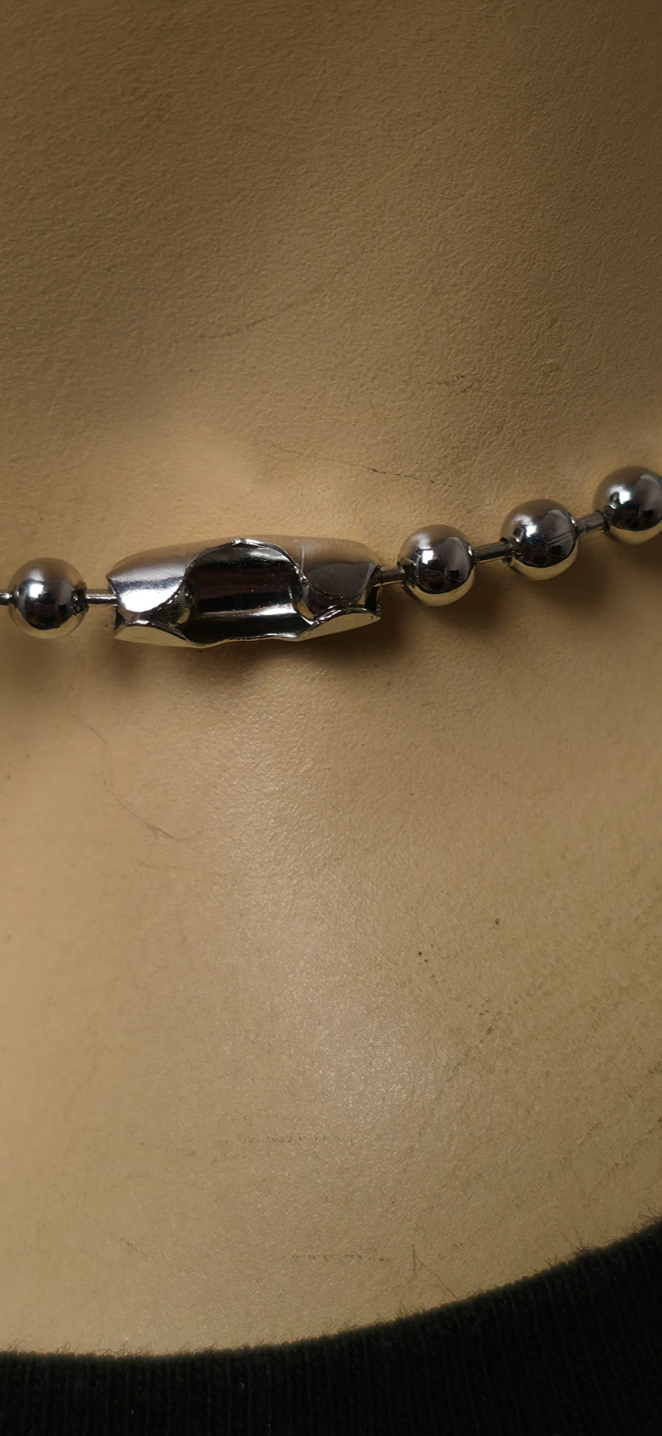 Silberne Kugelhalskette mit blauem Anhänger – edgy Statement Schmuck