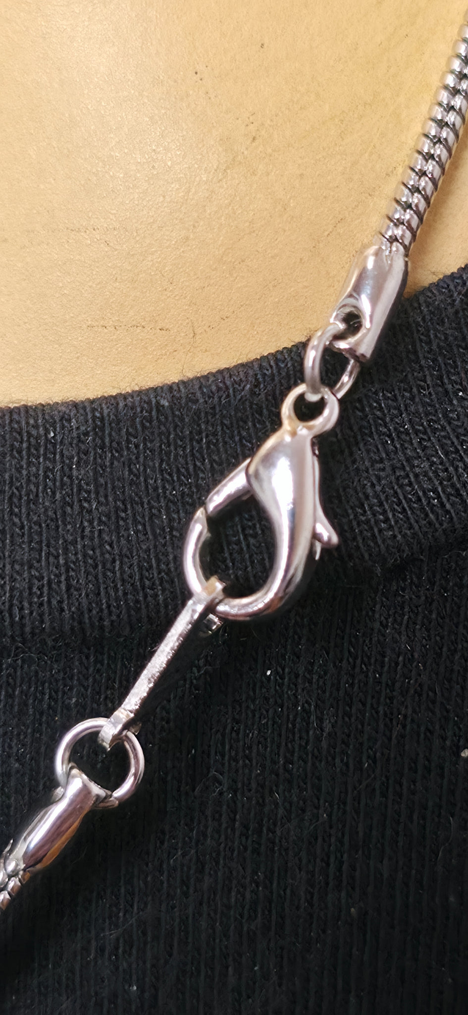 Silberne Halskette mit Kreuz Anhänger & pinkem Stein – eleganter Statement Look