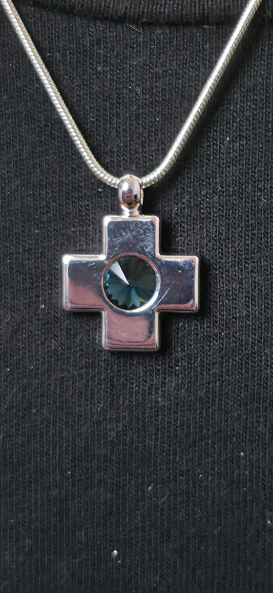 Silberne Halskette mit Kreuz Anhänger – Minimalistischer Stil