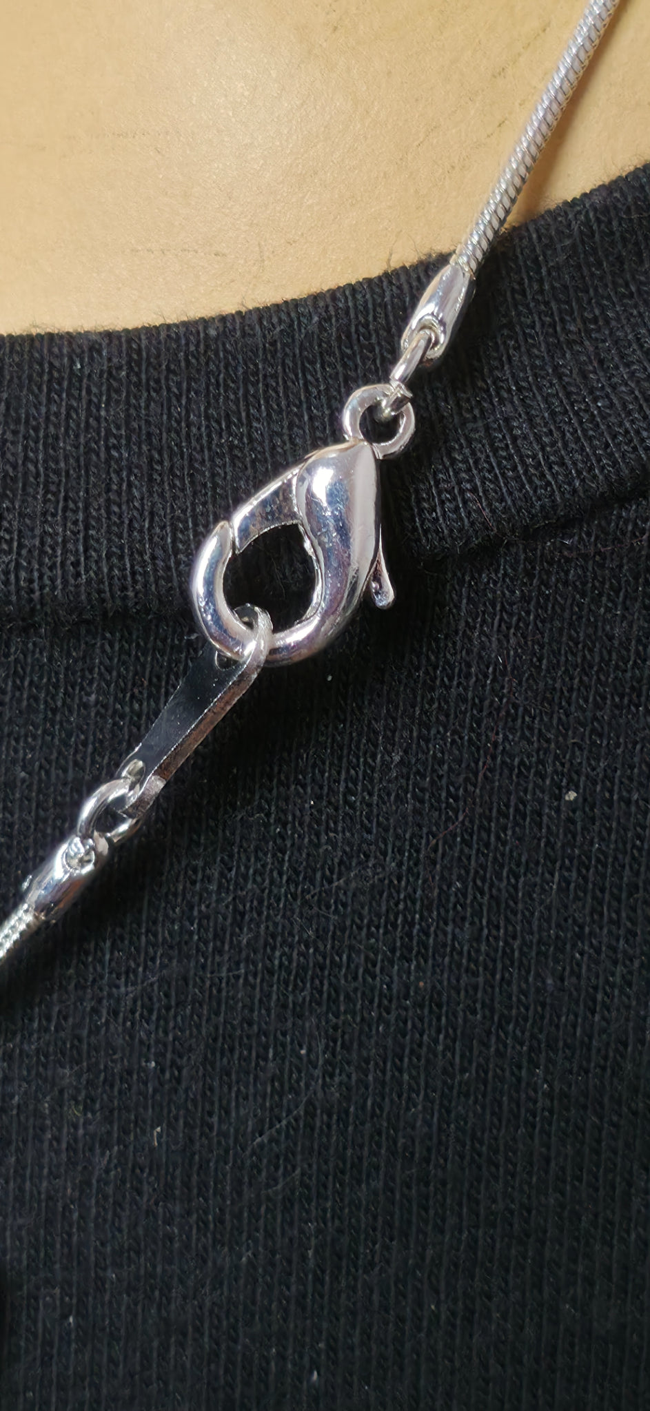 Silberne Halskette mit Kreuz Anhänger – Minimalistischer Stil