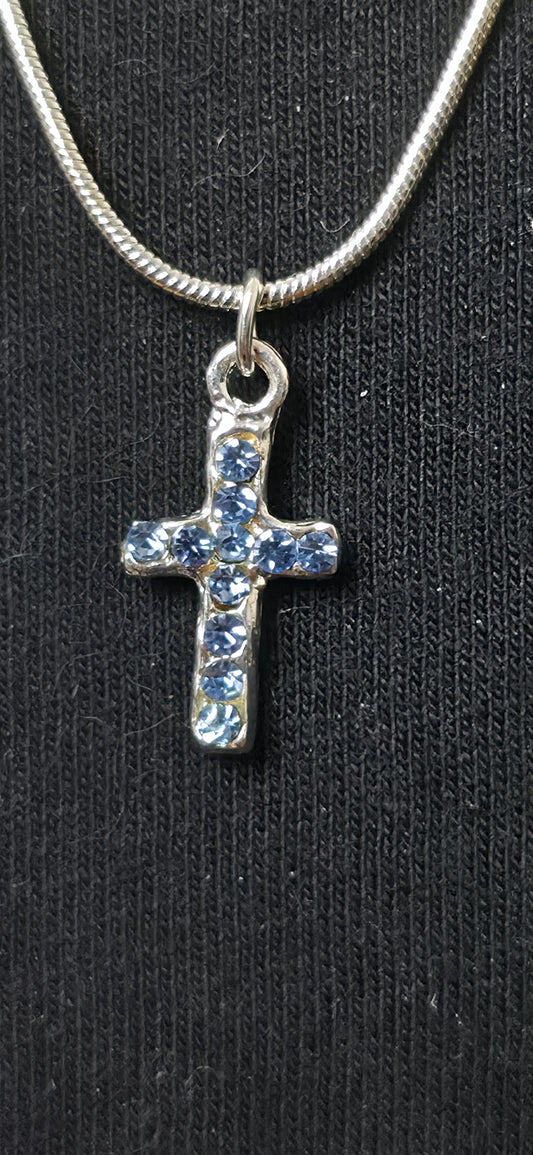 Zarte Silber farbige Halskette mit schwarzem Kreuz Anhänger – eleganter minimalistischer Look