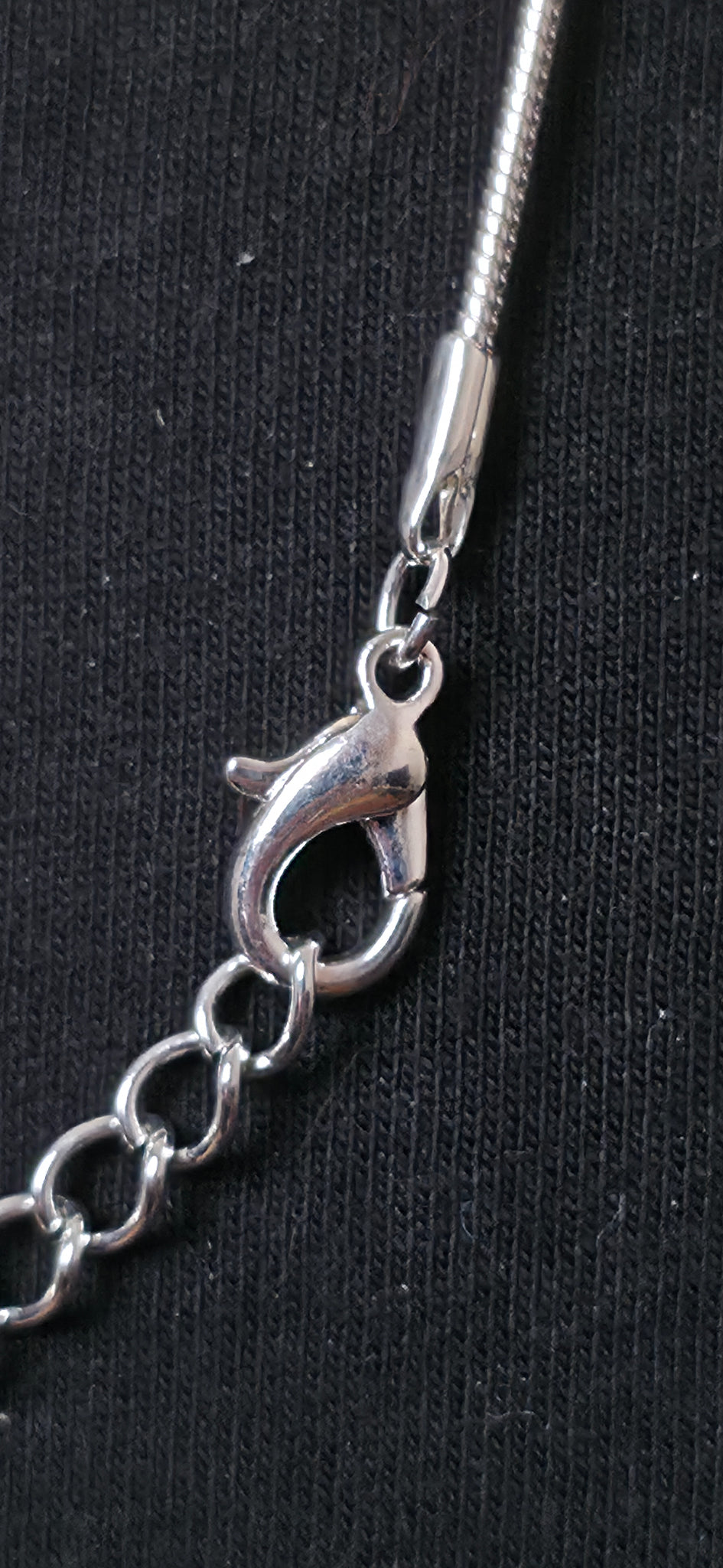 Moderne Silber farbige Halskette mit abstraktem Anhänger – minimalistischer Statement Look
