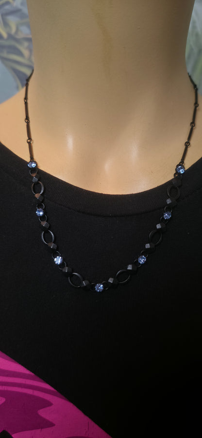 Halskette mit Strass & geometrischen Elementen