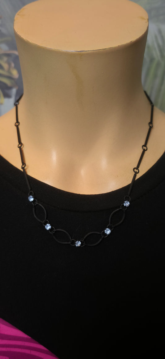 Halskette mit Strass & ovalen Elementen
