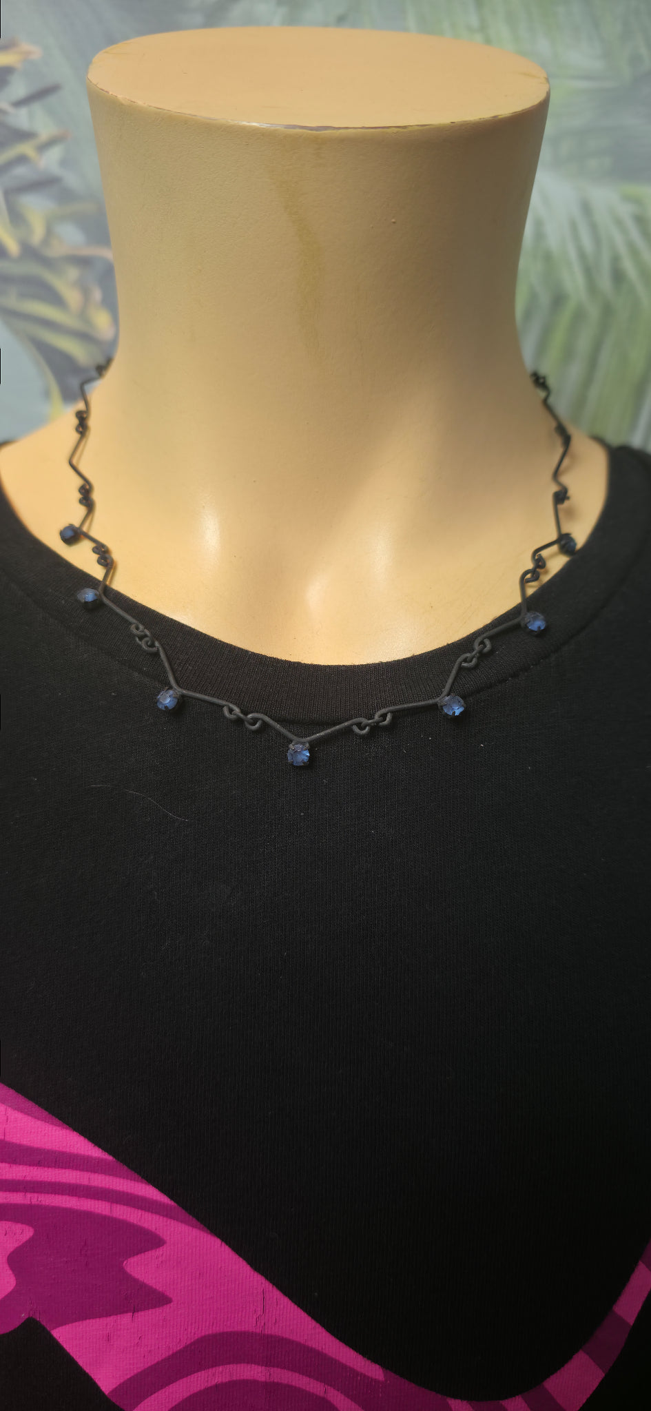 filigrane Halskette mit blauen Perlen