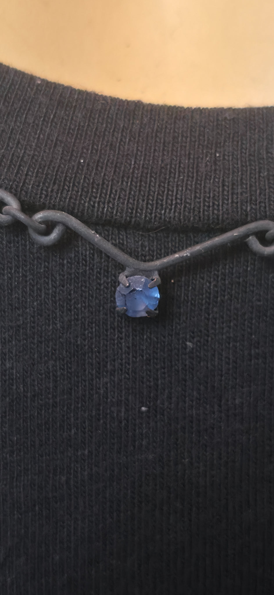 filigrane Halskette mit blauen Perlen