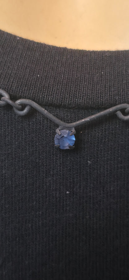 filigrane Halskette mit blauen Perlen