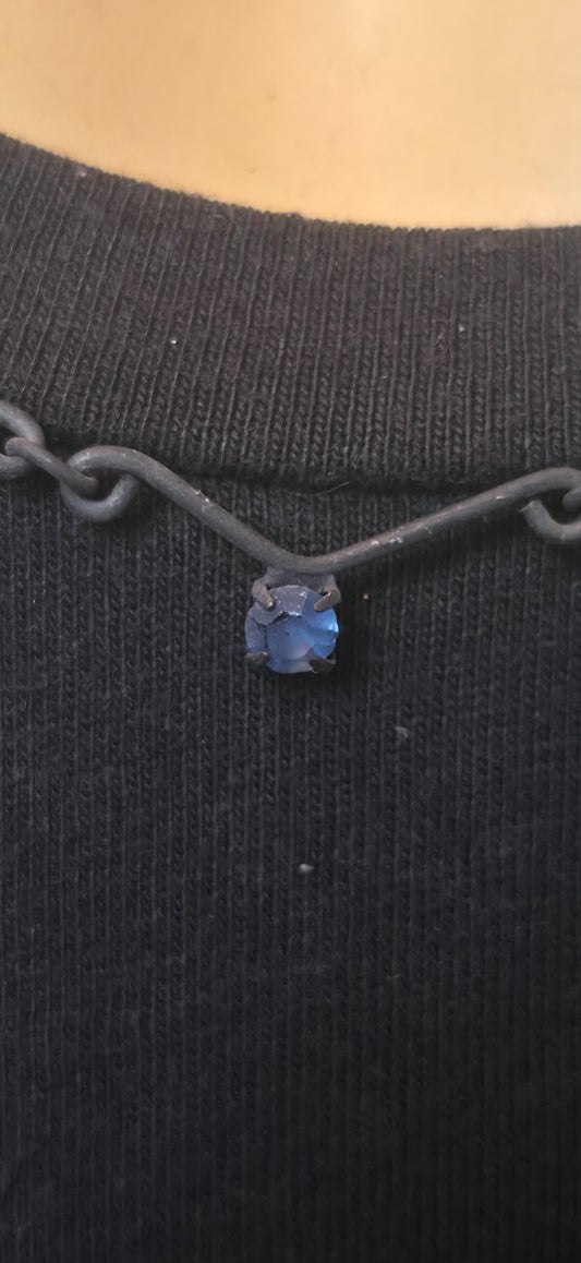filigrane Halskette mit blauen Perlen