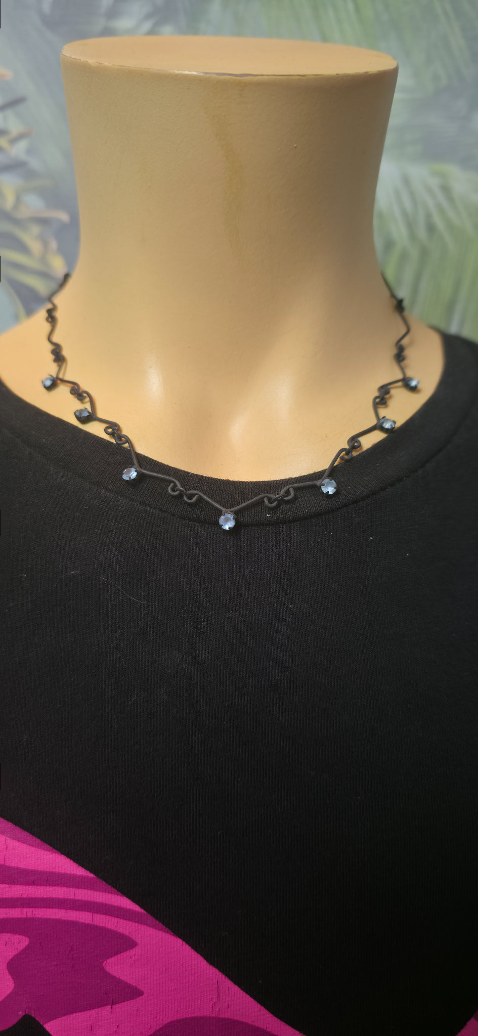 filigrane Halskette mit Hellblauen Strasssteinen