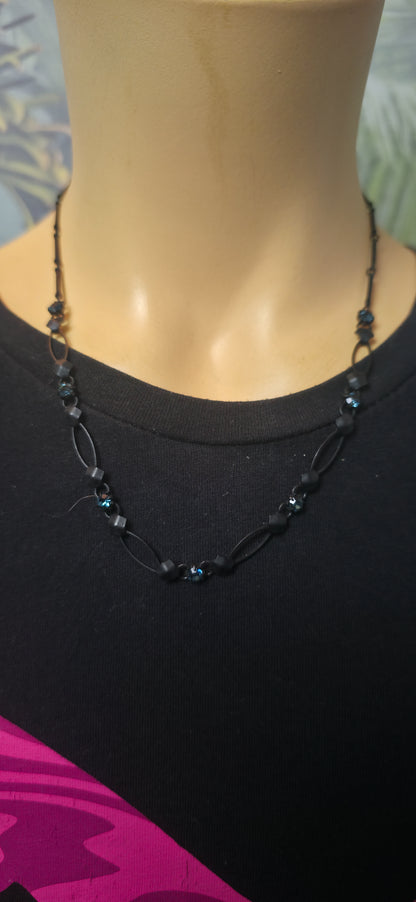 Halskette mit blauen Strass & geometrischem Design