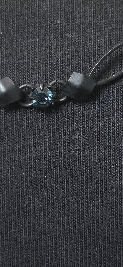 Halskette mit blauen Strass & geometrischem Design