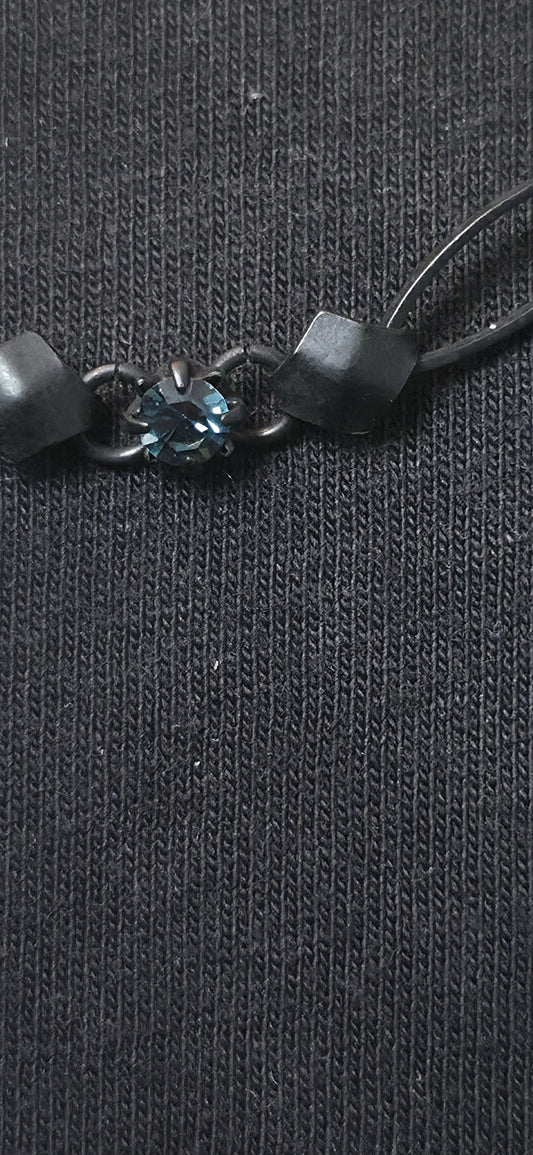 Halskette mit blauen Strass & geometrischem Design