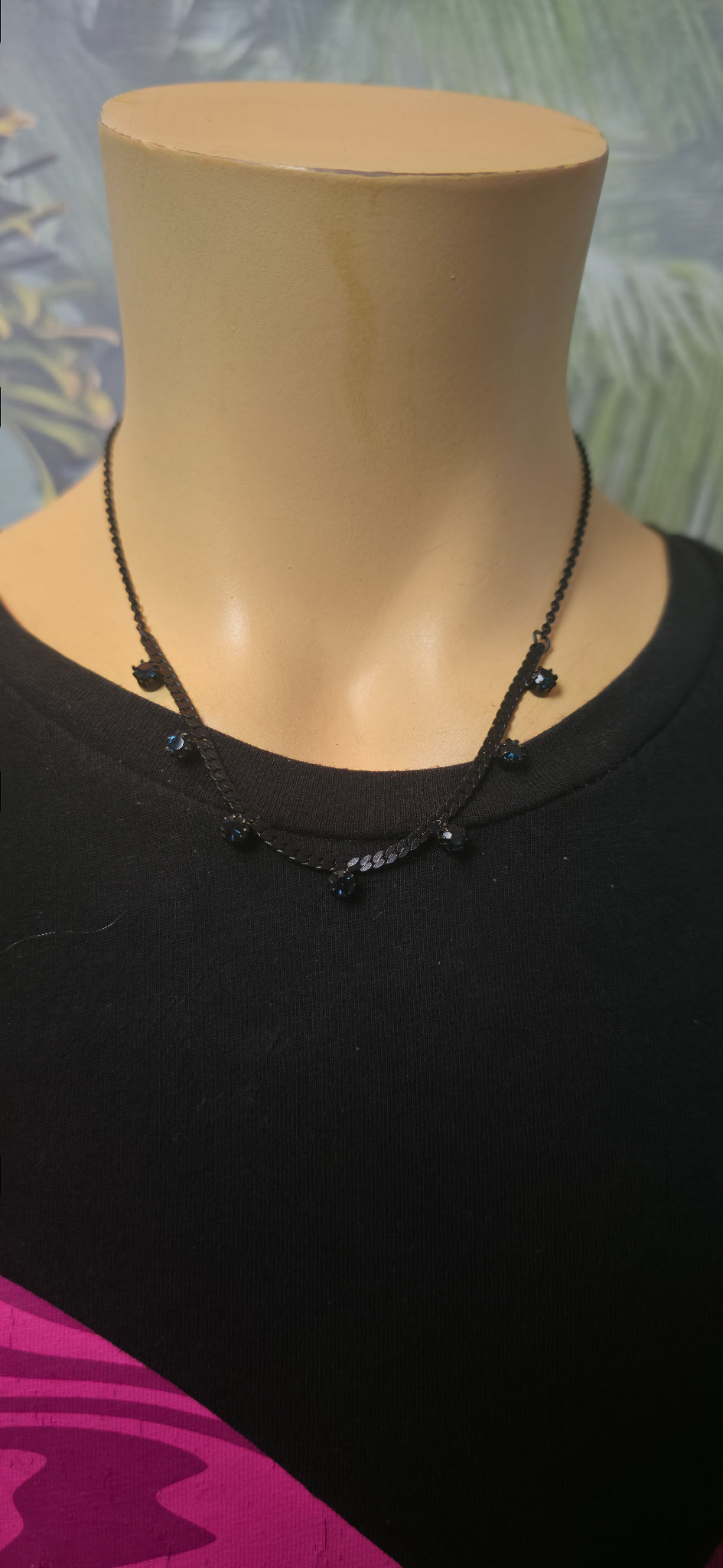 Halskette mit blauen Strass-Anhängern