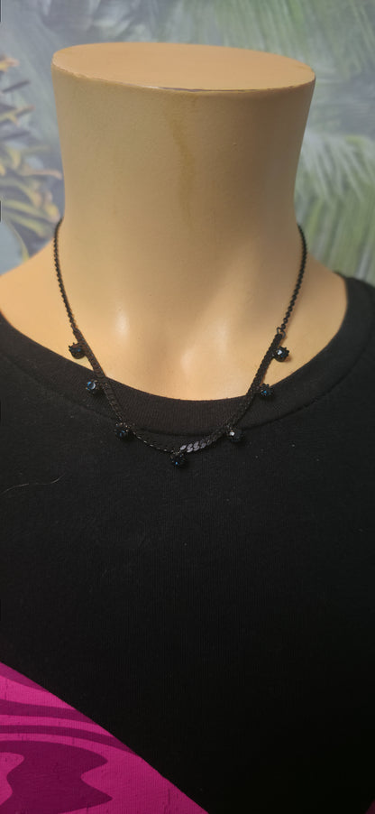 Halskette mit blauen Strass-Anhängern