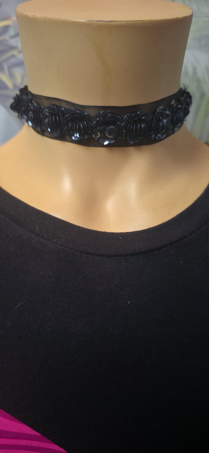 Schwarzer Choker mit 3D Blumen & Pailletten – elegant & gothic