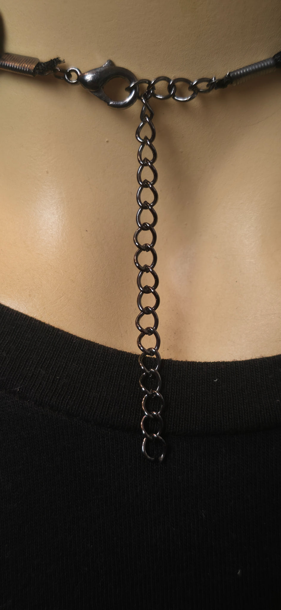 Schwarzer Choker mit 3D Blumen & Pailletten – elegant & gothic