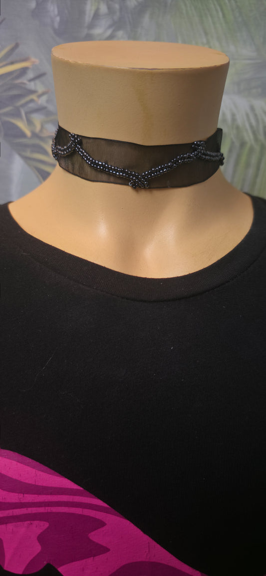 Schwarzer Choker mit Perlen & Tüll – elegant & gothic