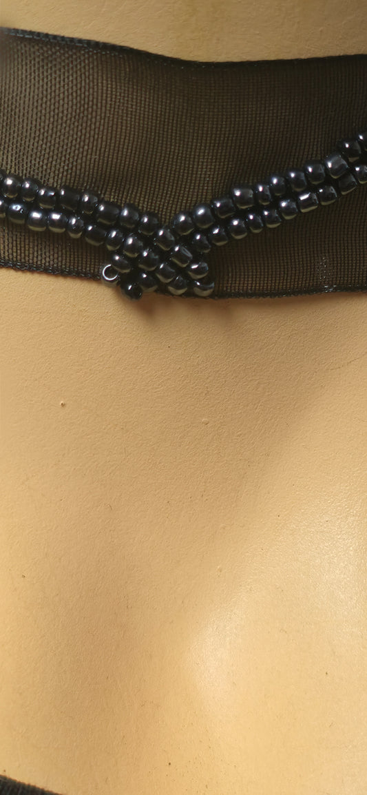 Schwarzer Choker mit Perlen & Tüll – elegant & gothic