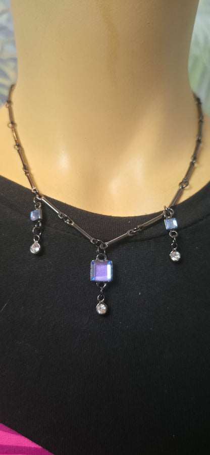 Dunkle Halskette mit blauen Steinen & Anhängern – elegant & vintage