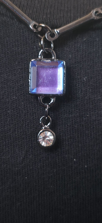 Dunkle Halskette mit blauen Steinen & Anhängern – elegant & vintage