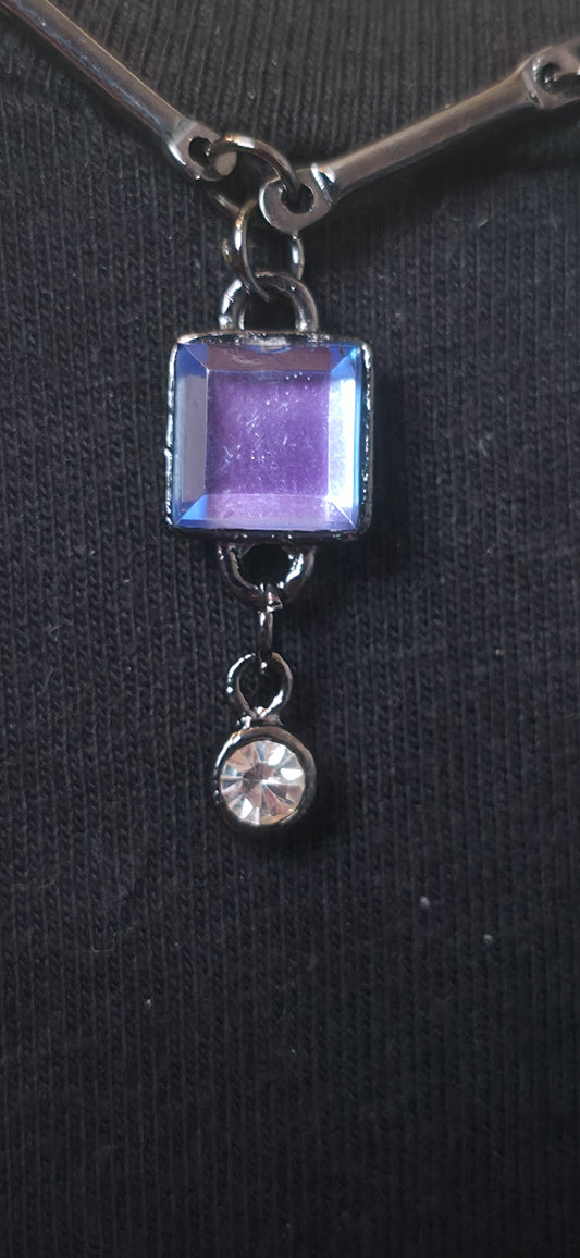 Dunkle Halskette mit blauen Steinen & Anhängern – elegant & vintage