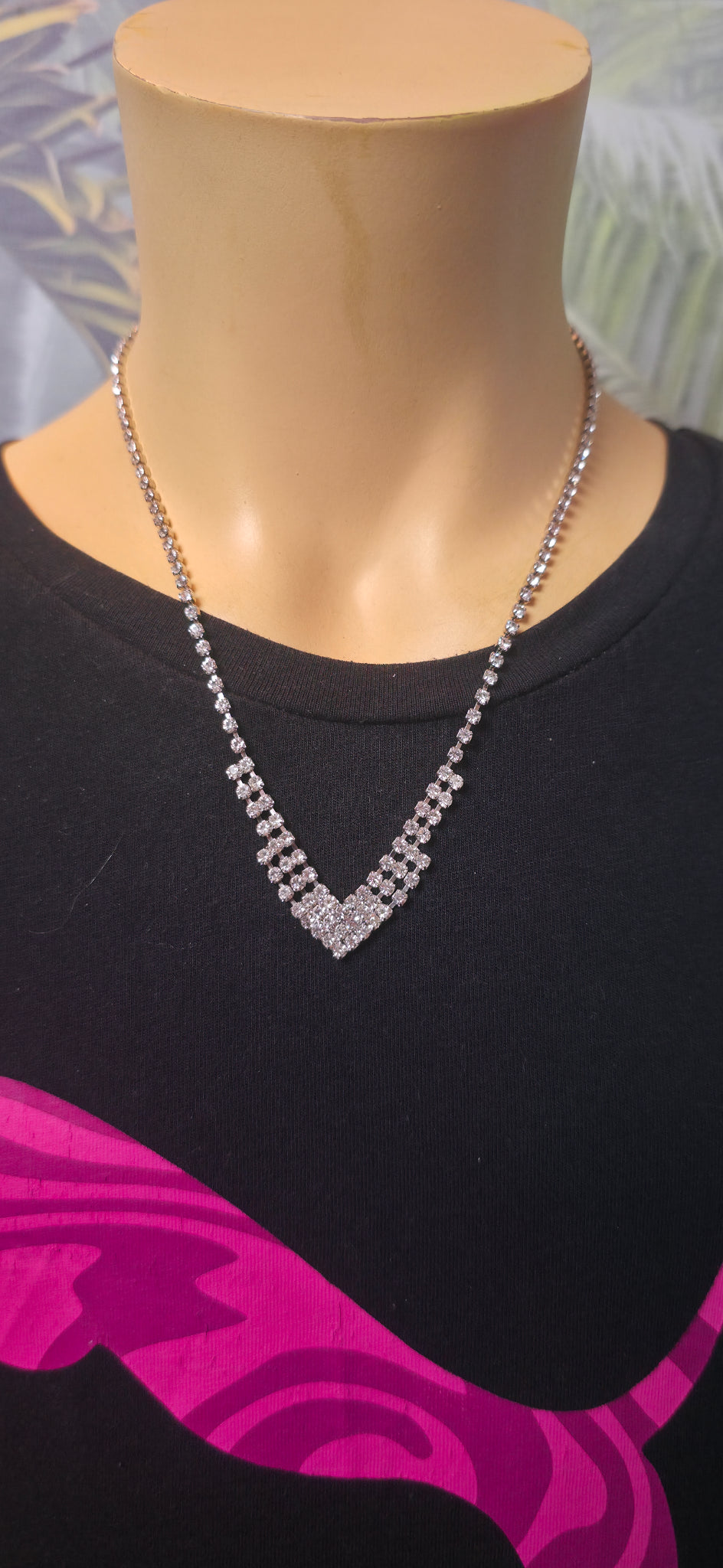 Edle Strasskette in V-Form – elegant, funkelnd & zeitlos