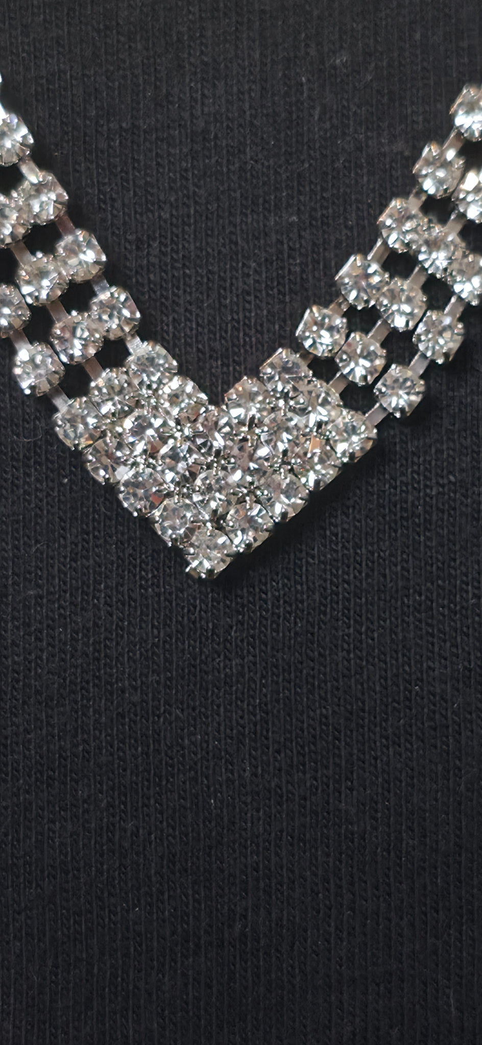 Edle Strasskette in V-Form – elegant, funkelnd & zeitlos