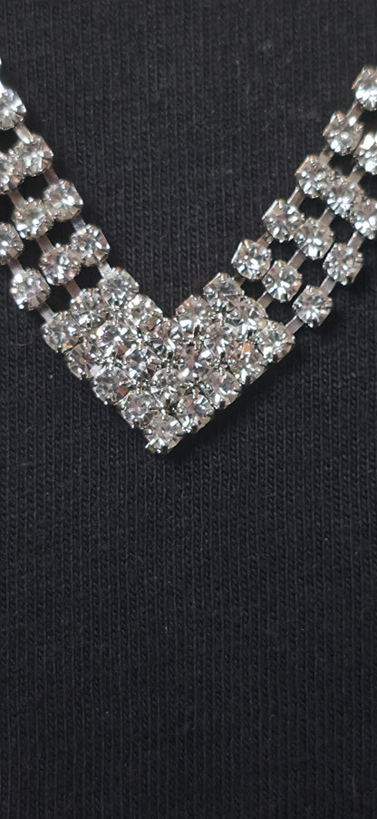 Edle Strasskette in V-Form – elegant, funkelnd & zeitlos