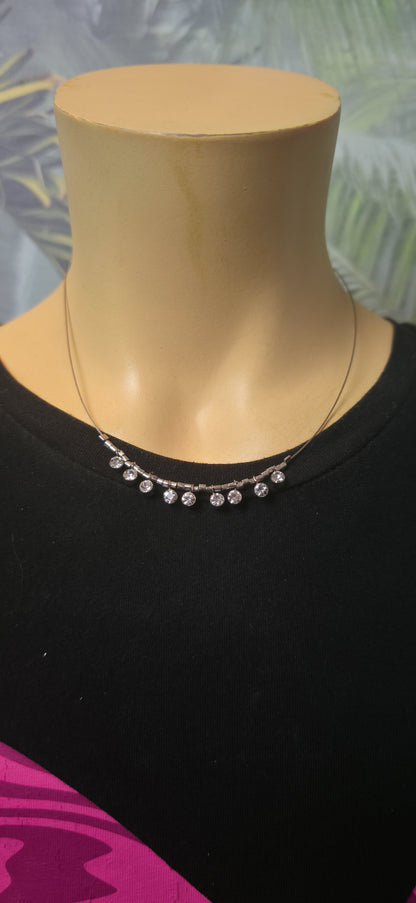 Feine Halskette mit Strass Anhängern