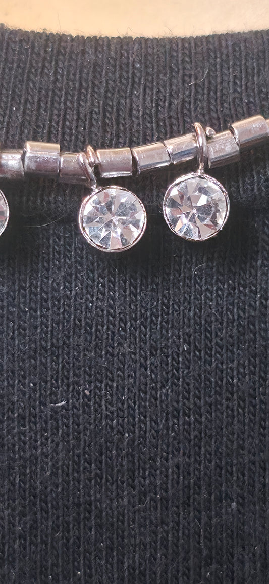 Feine Halskette mit Strass Anhängern