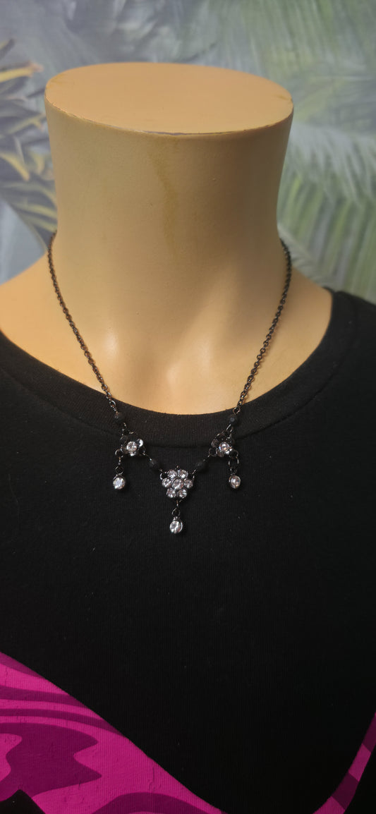 Schwarze Strass Halskette mit Anhängern