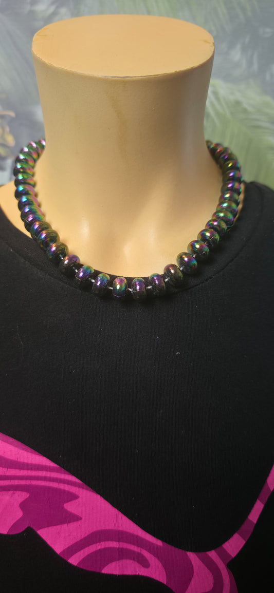 Schimmernde Perlenhalskette in Lila/Multicolor – elegant & modern