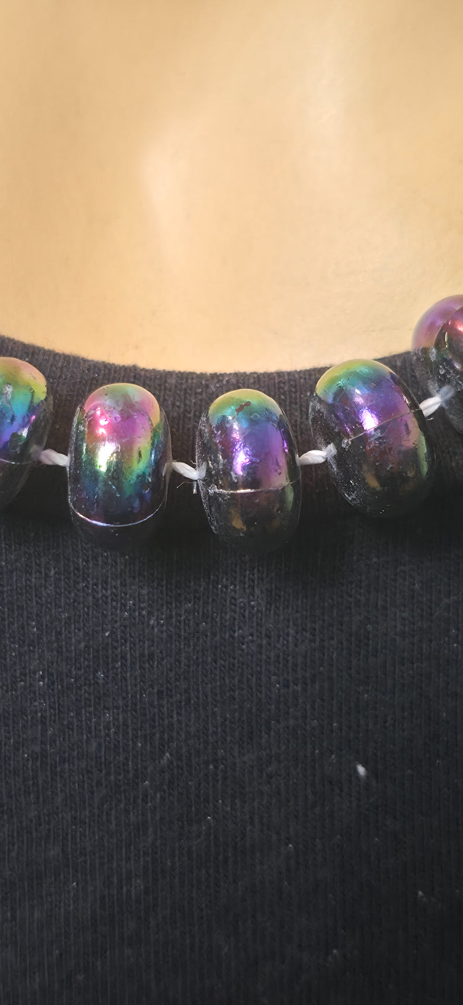 Schimmernde Perlenhalskette in Lila/Multicolor – elegant & modern
