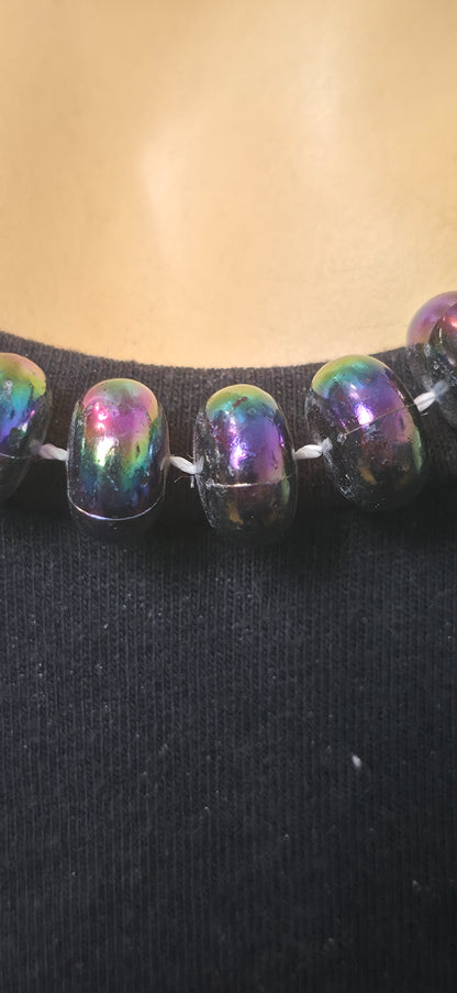 Schimmernde Perlenhalskette in Lila/Multicolor – elegant & modern
