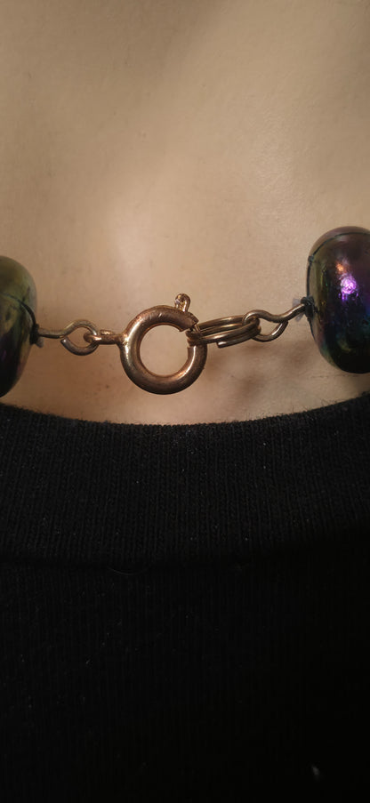 Schimmernde Perlenhalskette in Lila/Multicolor – elegant & modern