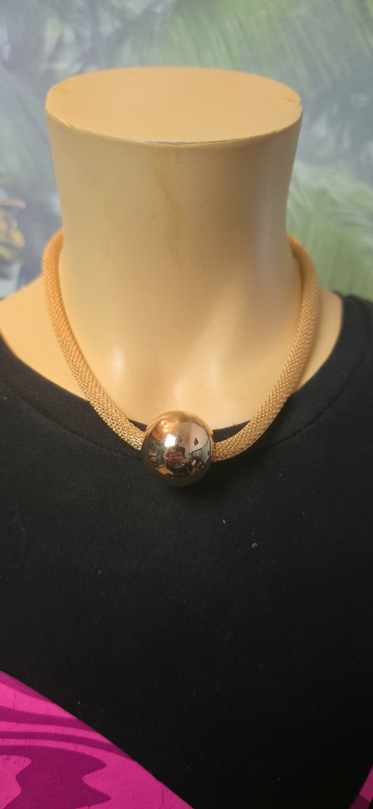 Elegante Goldhalskette mit Kugelanhänger – minimalistisch & modern
