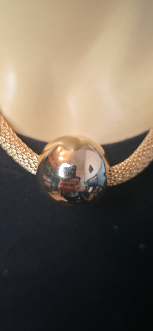 Elegante Goldhalskette mit Kugelanhänger – minimalistisch & modern