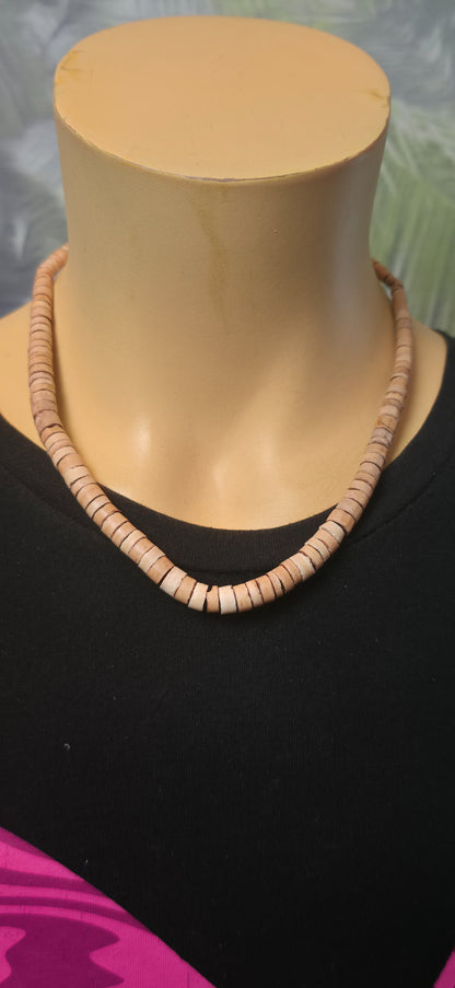Perlenhalskette in Beige/Braun – Boho & minimalistischer Look
