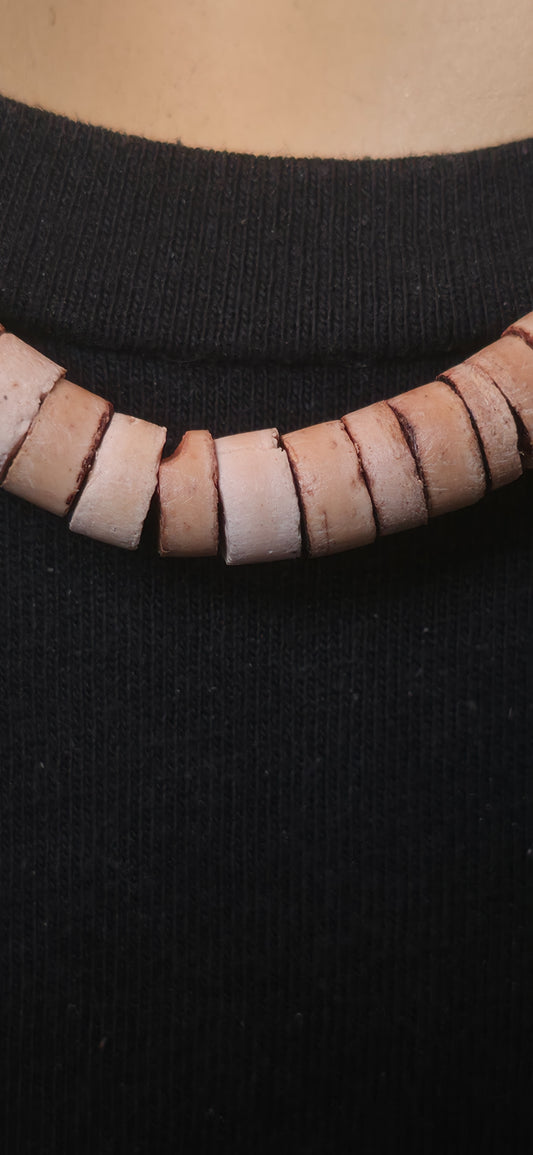 Perlenhalskette in Beige/Braun – Boho & minimalistischer Look