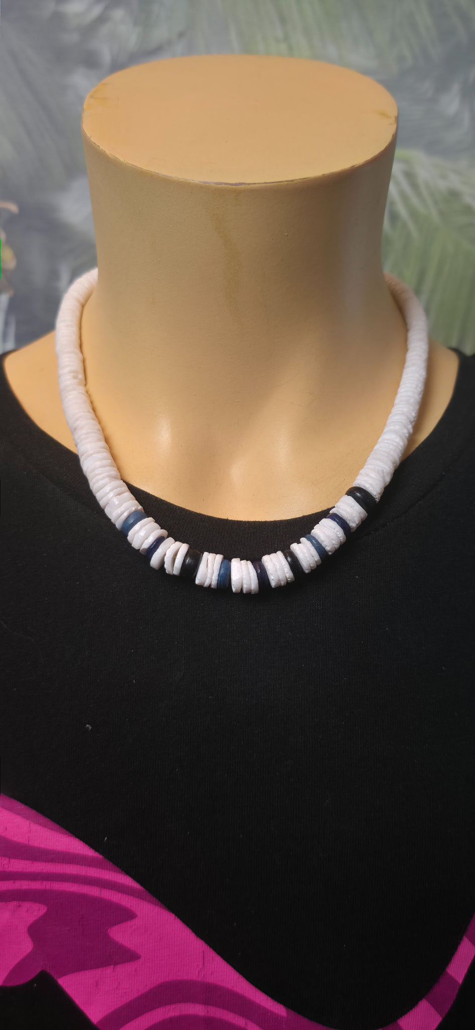 Perlenhalskette Weiß mit Blau/Schwarz – minimalistischer Sommer Style
