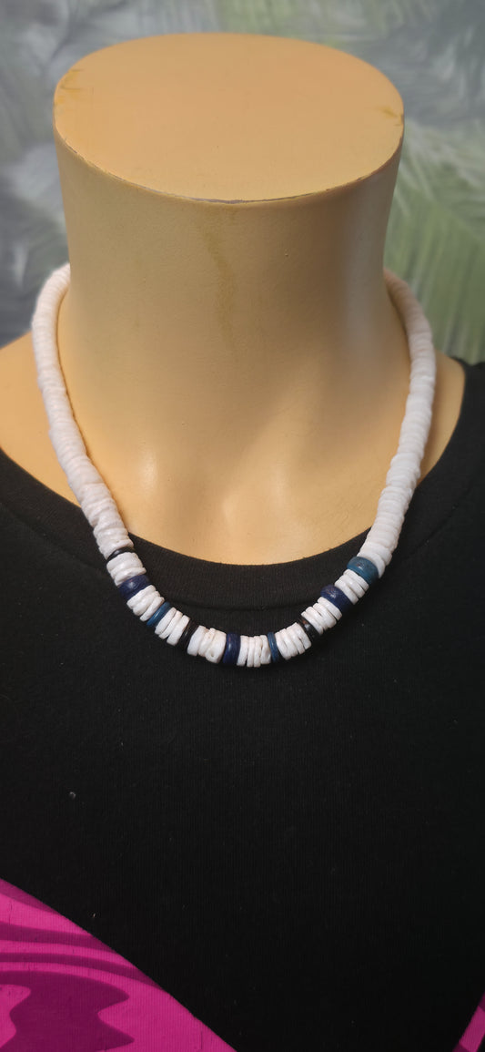 Perlenhalskette Weiß mit Blau/Schwarz – clean & moderner Look
