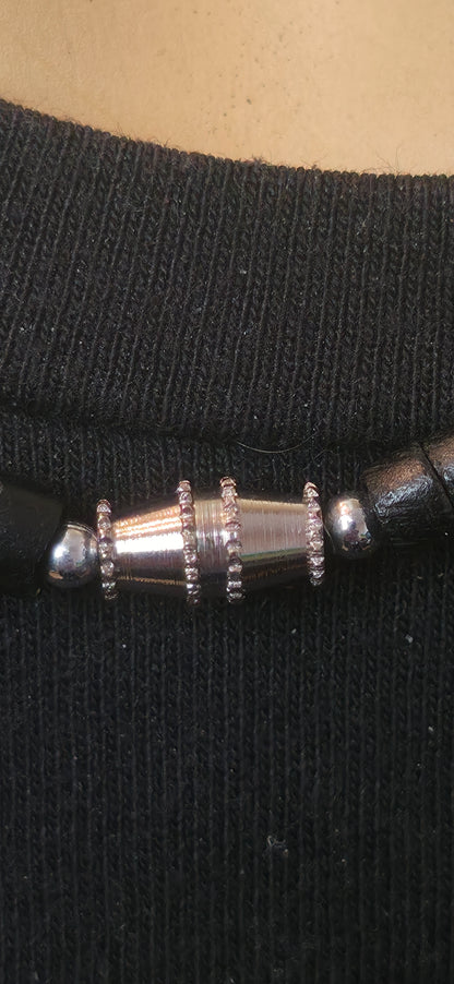 Perlenhalskette Schwarz mit roten Akzenten – minimalistischer Statement Look