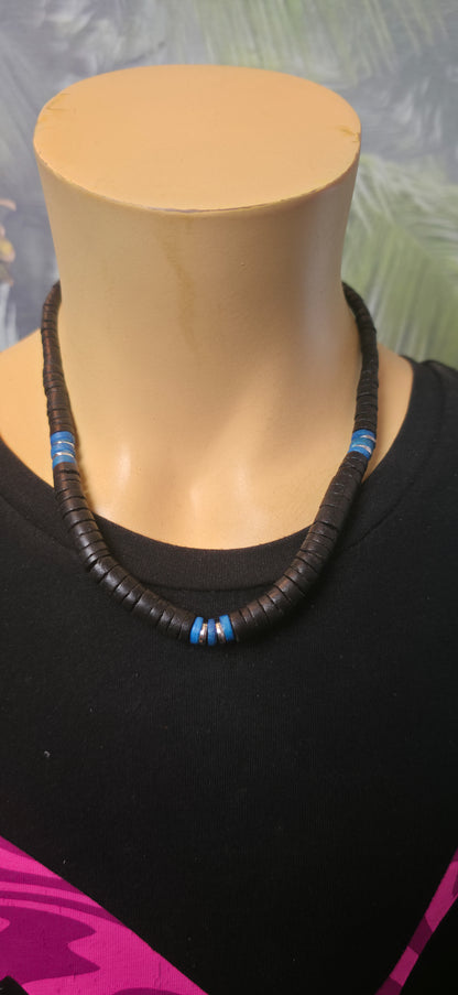 Schwarze Perlenhalskette mit blauen Akzenten – schlicht & stylisch