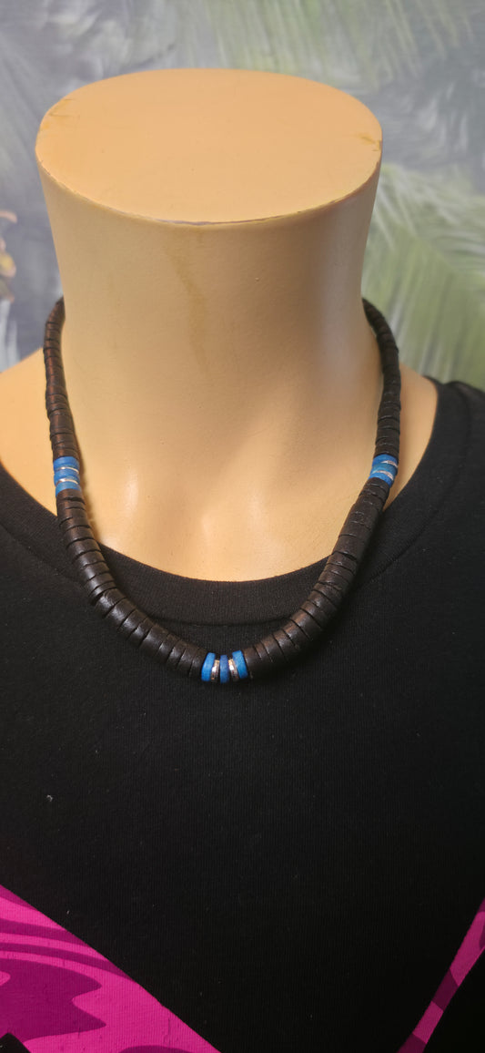 Schwarze Perlenhalskette mit blauen Akzenten – schlicht & stylisch