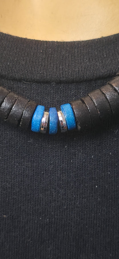Schwarze Perlenhalskette mit blauen Akzenten – schlicht & stylisch