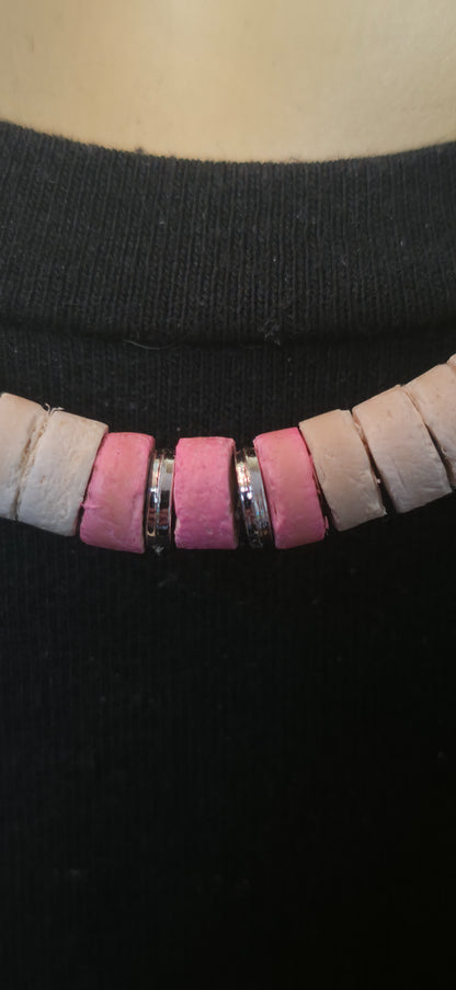 Beige Perlenhalskette mit rosa Akzenten – zart & feminin