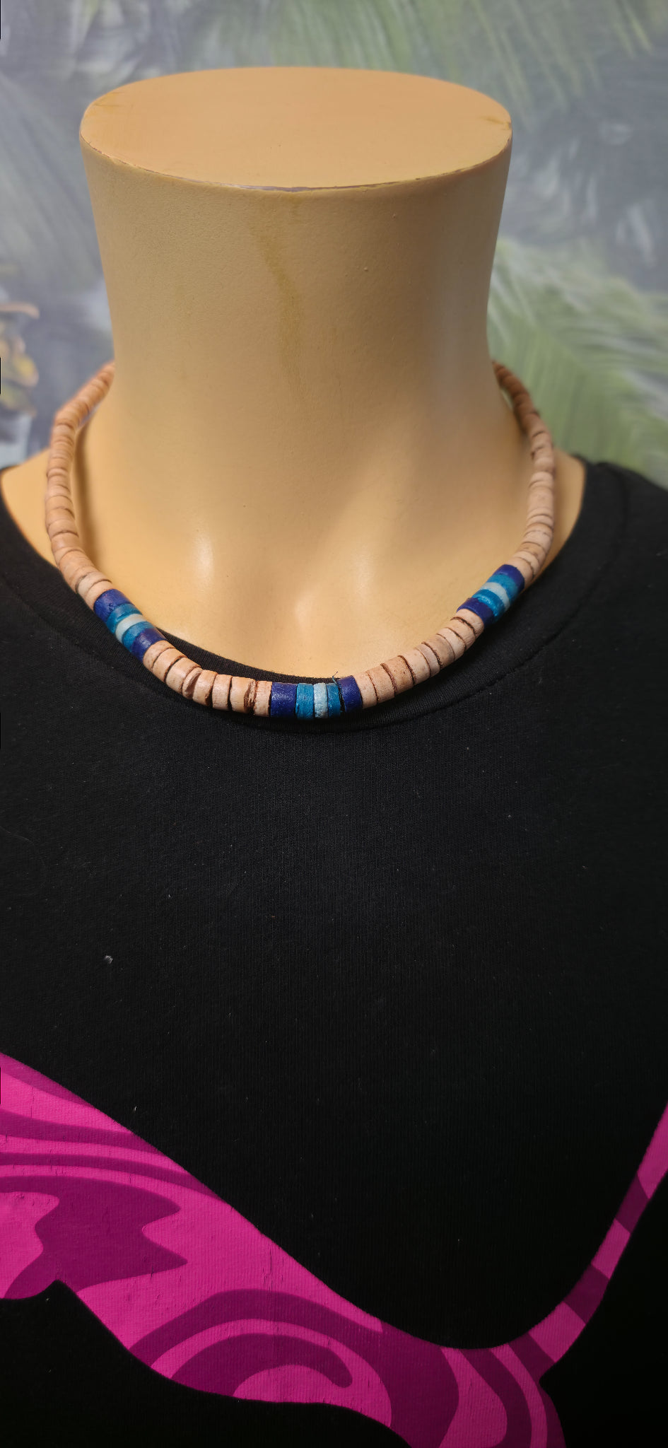 Beige Perlenhalskette mit blauen Akzenten – natürlich & maritim